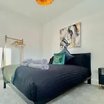 Cozy & Spacious 3-Bedroom Home By Tailored Accommodation