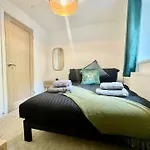 Cozy & Spacious 3-Bedroom Home By Tailored Accommodation