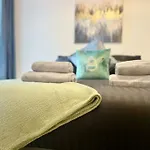 Cozy & Spacious 3-Bedroom Home By Tailored Accommodation